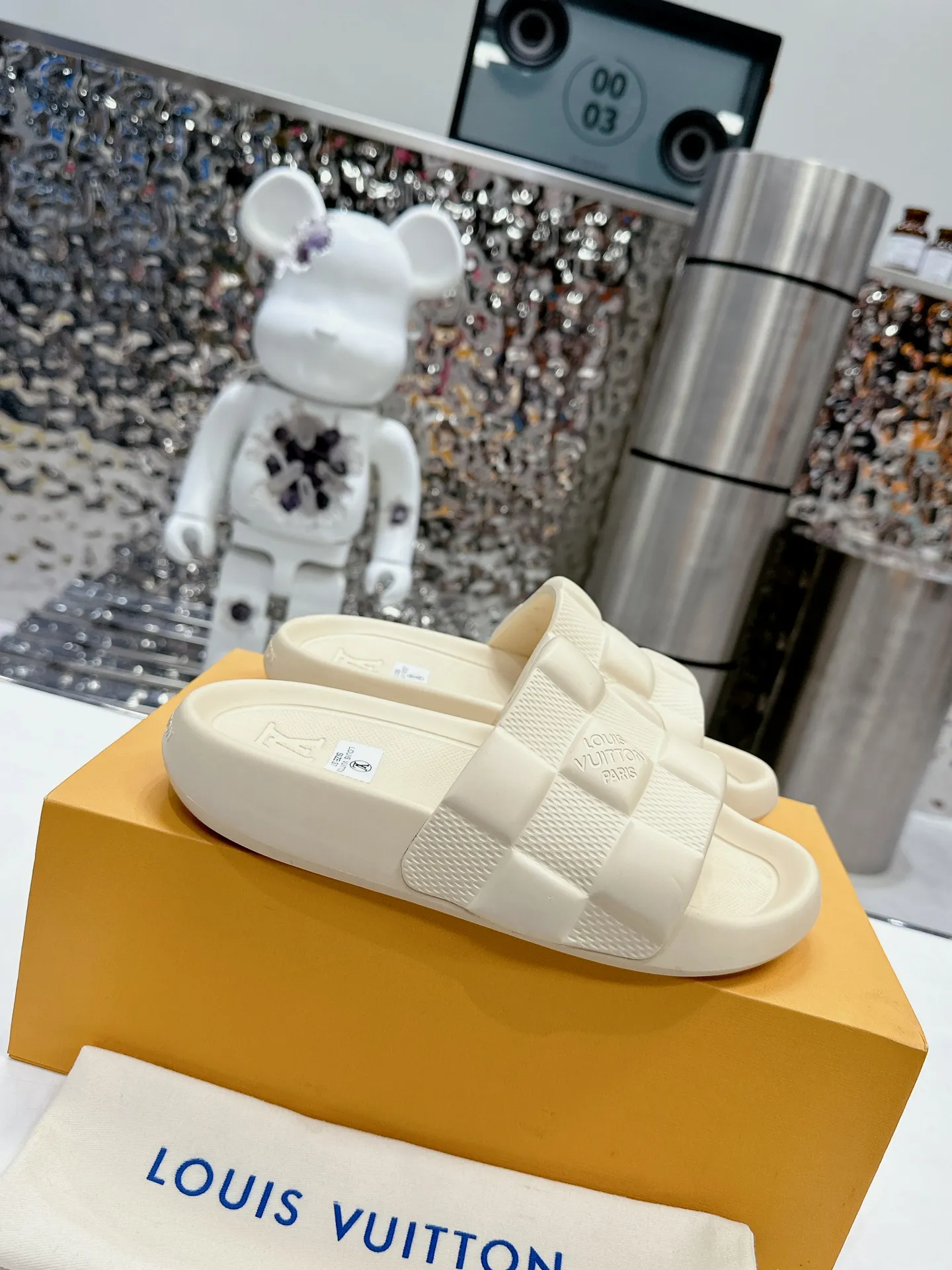[L Home] P: 280💰 ▪️Shoe size: Women's 35-40 Men's 38-46▪️Packaging: Counter top quality~original packaging 𝟐𝟎𝟐5 Louis Vuitton counter's new embossed slippers, lv monogram embossed slippers, Waterfront sandals are back with a new look, and the upper buckle is embossed with lv's iconic Monogram pattern. Made of waterproof rubber with a comfortable and resilient insole. The lightweight, flexible outsole is embossed with the Louis Vuitton logo. ▪️Fabric: Original molded rubber foam surface ▪️Technology: embossed logo ▪️Sole: Original molded rubber foam outsole ▪️Sole thickness: 3CM.